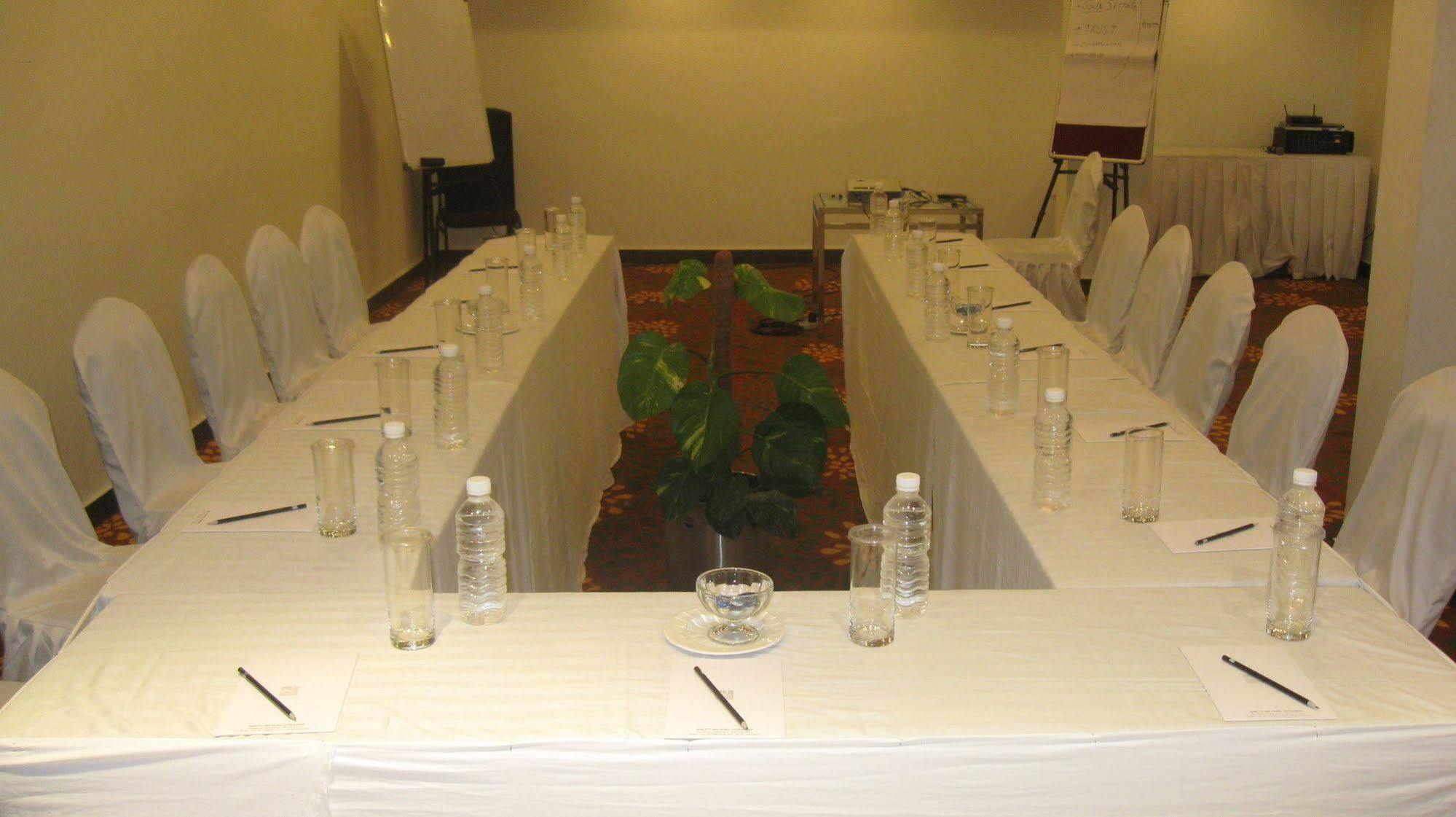 The Peerless Inn, Hyderabad Bagian luar foto